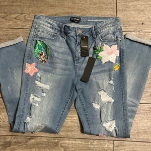 Brand new NWT bebe tropical embroidered distressed "heartbreak skinny" jeans